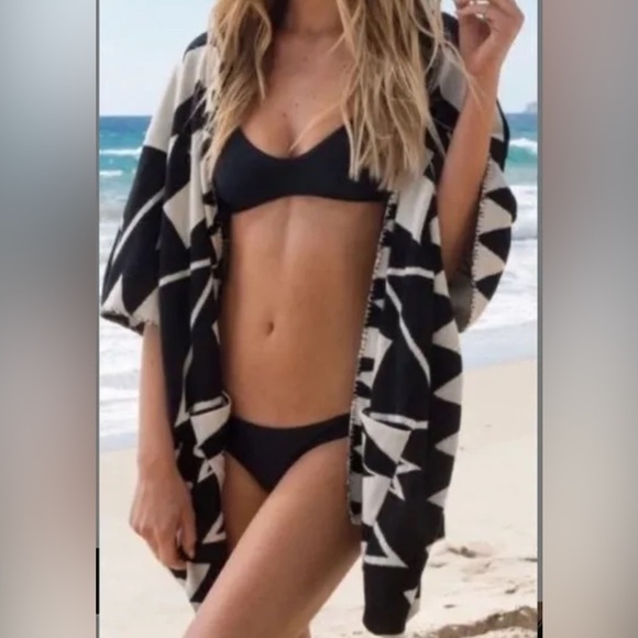 Billabong Enchanted Ways Black & Cream Aztec Print Open Hooded Poncho Boho Sz S - Picture 3 of 12